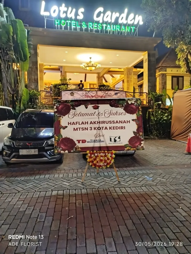 PAPAN BUNGA WISUDA